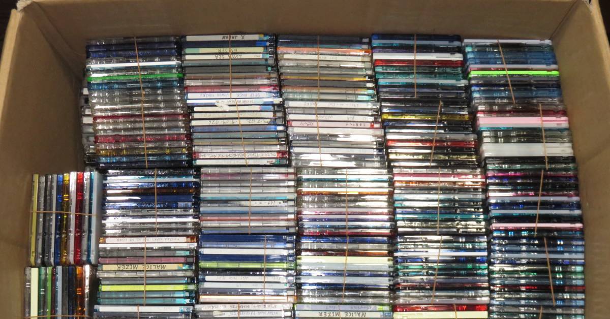Продам компакт. Много дисков. Коллекция музыкальных дисков. Много CD дисков. Компакт диски много.