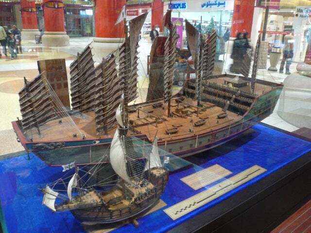 Корабль китайского исследователя Чжэн Хэ в сравнении с «Санта-Марией»  Христофора Колумба. Они оба жили и плавали в одно время | Пикабу