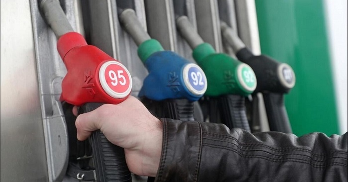 На бензоколонке 32 рубля 60. Подорожание бензина. Повышение цен на бензин. Бензоколонки. Бензин АИ 95.