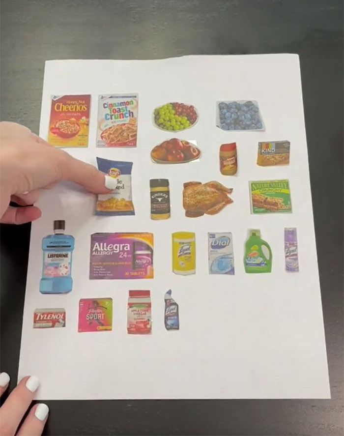 Жена составляет список покупок для вручения мужу