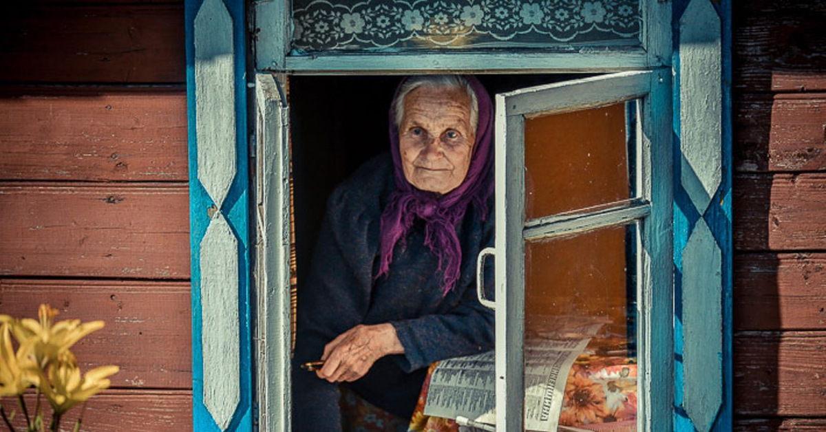 У нас есть бабушки. Бабушка у окна в деревне. Деревенский дом старушка. Бабушка в деревенском доме. Старушка у окна.