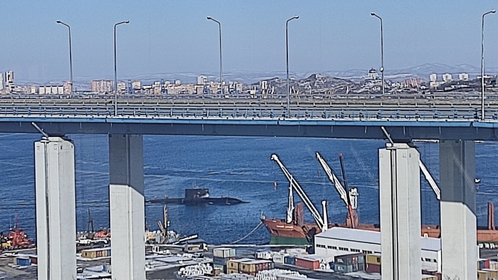 А из нашего окна лодка подводная видна