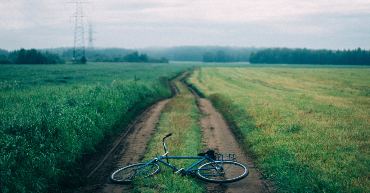 Велик в поле. Велосипед в поле. Велосипед на траве. Велосипед в поле Эстетика. Велосипедист в поле.