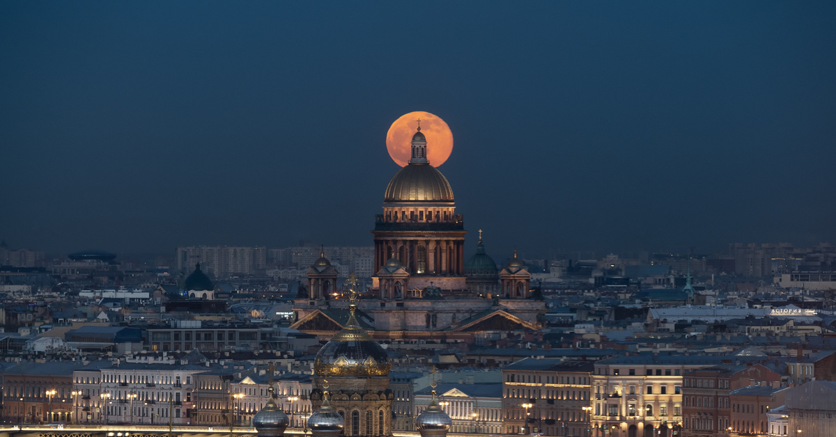 Над петербургом кружит. Луна на фоне Исаакиевского собора. Большая Луна на фоне Исаакиевского собора. Луна над Исаакиевским собором.