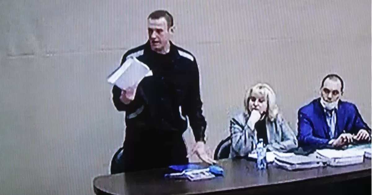 Навальный причина ареста. Суд приговорил Алексея Навального* к 9 годам колонии строгого режима. Навальный в суде 2022.