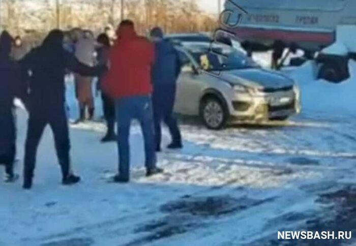 В Башкирии толпа мужчин устроила вооруженные разборки из-за девушки
