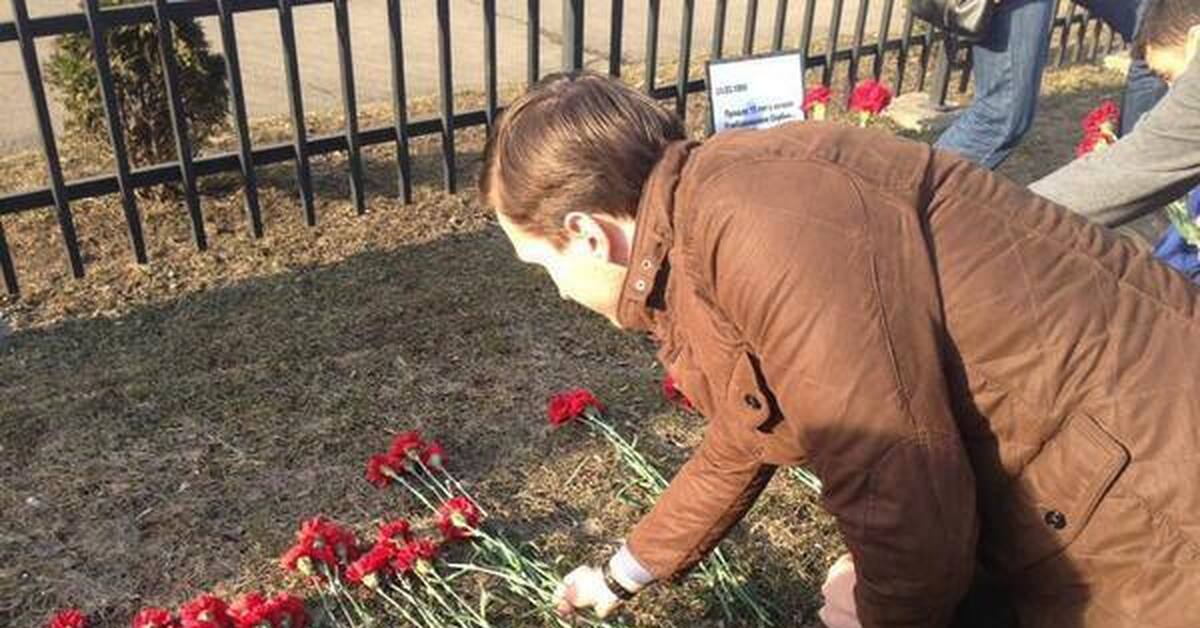 25 лет бомбардировок югославии. Цветы у посольства Сербии. Возложение цветов Сербия. Возложение цветов в годовщину. Цветы возле посольства Сербии.