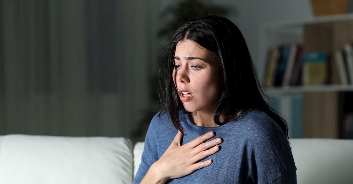 Удивленная женщина. Женщина в тревоге. Стресс и тревожность. Женщина нервничает. Паническая атака фото.