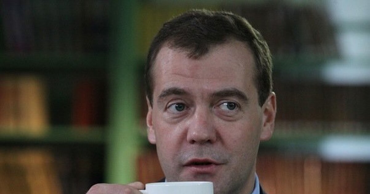 Расслабься брат. Это Россия расслабься. Медведев Мем. Это Россия расслабься Медведев. Имбецил Медведев.