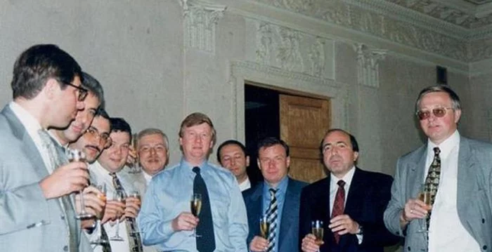 Попавший под санкции миллиардер Петр Авен заявил, что не знает, как теперь выживать Политика, Олигархи, СМИ и пресса, Длиннопост, Санкции, Повтор