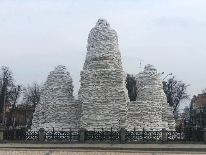 Памятник княгине Ольге, святому апостолу Андрею Первозванному и просветителям Кириллу и Мефодию. Киев 2022 год