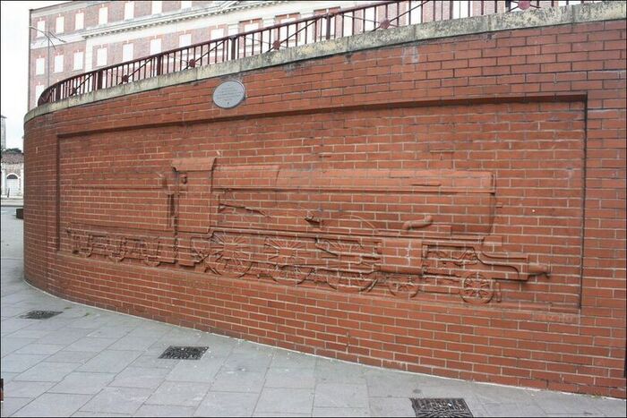 Кирпичи отложили паровоз