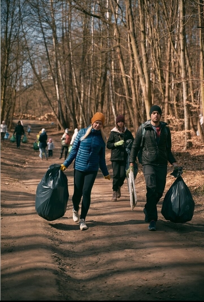 Беженцы из Украины убрали парк в Гданьске в благодарность за помощь и поддержку Украина, Польша, Беженцы, Уборка, Гданьск, Доброта, Чистомэн, Длиннопост, Политика