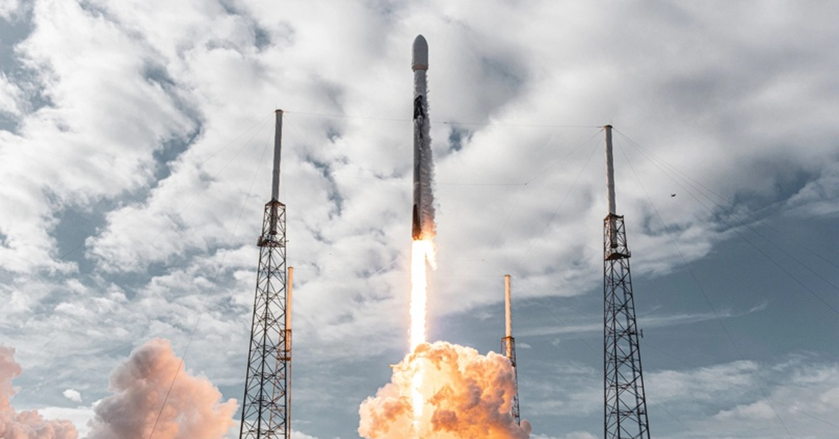 Запустили спутник. SPACEX Falcon 9 запуск. Ракета Falcon 9. SPACEX запустила ракету. Ракета взлетает SPACEX.
