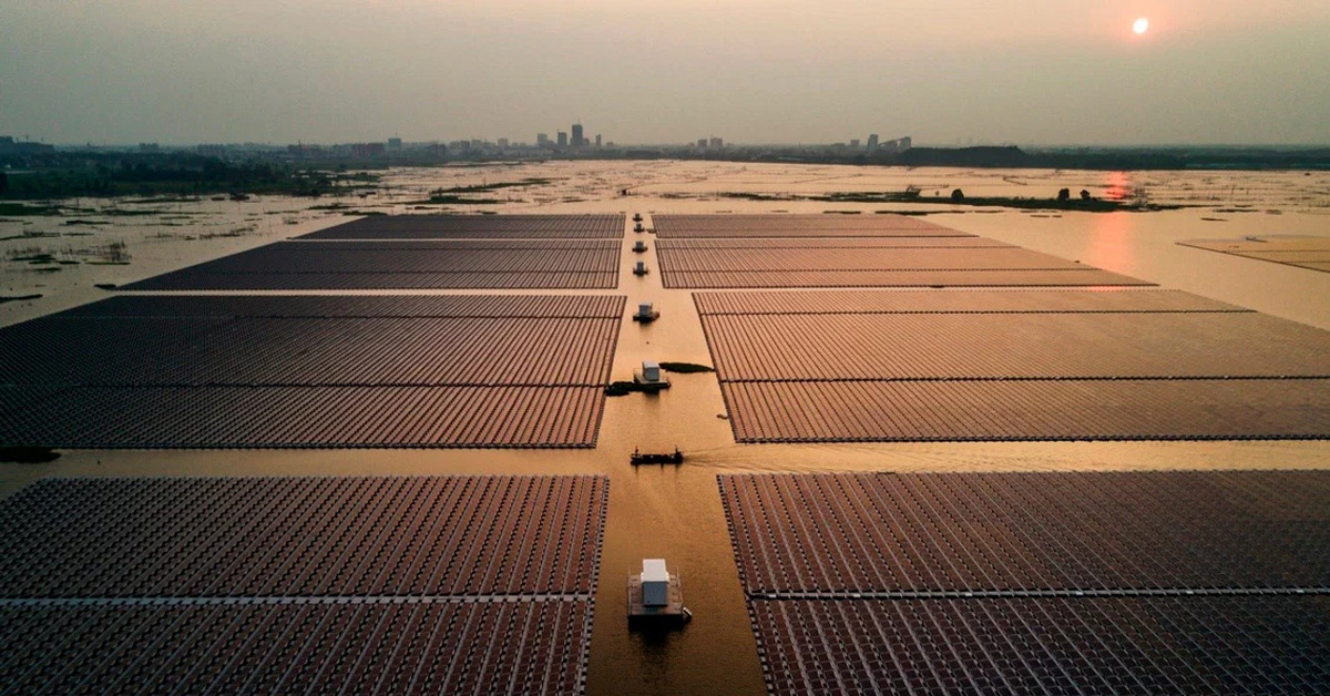 Энергетика кнр становится чистой все быстрее. Плавучая Солнечная ферма в Китае. Плавучая Солнечная электростанция Хевел. Китай плавучая Солнечная станция. Солнечная ферма Desertec 》.