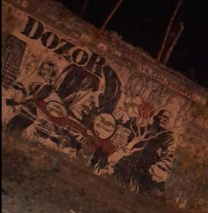 Кто ещё видит чашку кофе у мужика в руке?