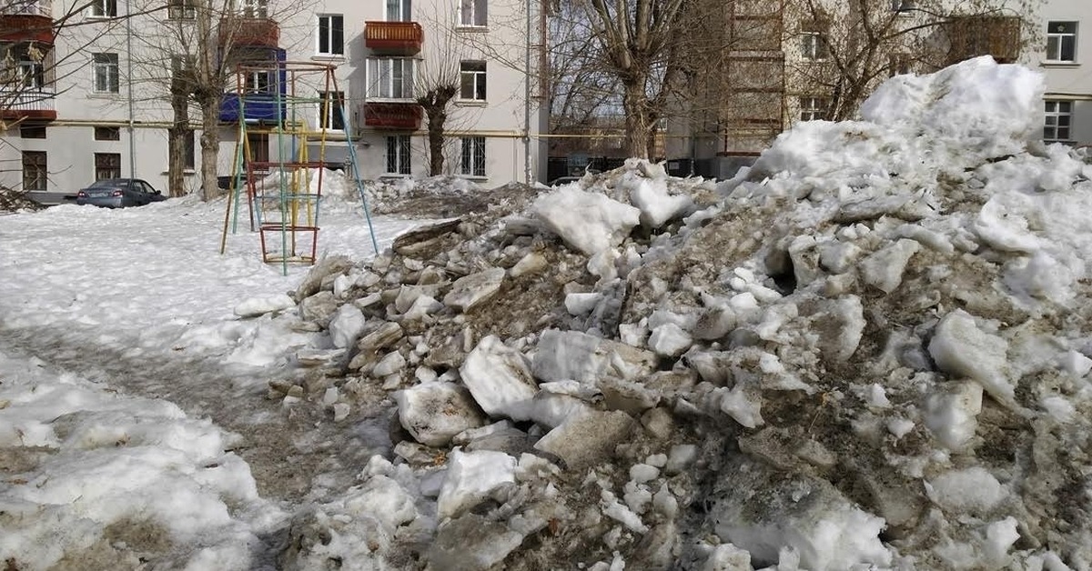 Снег во дворах москвы. Грязный снег. Грязная зима. Грязные улицы зимой. Грязь зимой.