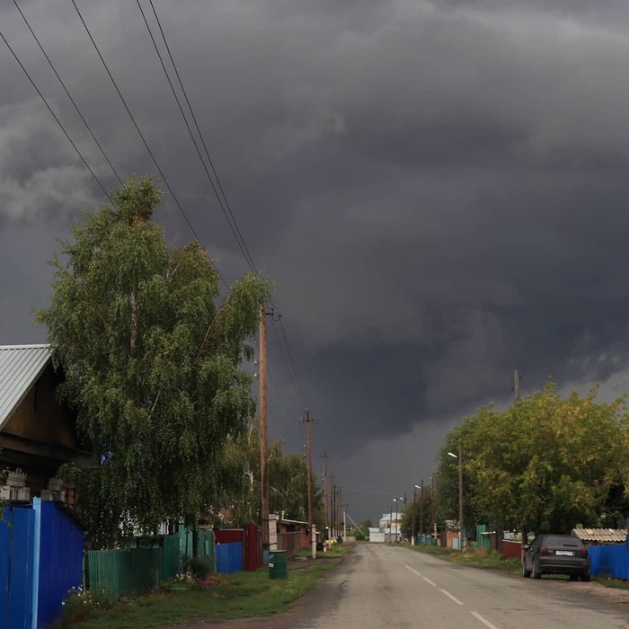 Сильный ветер и чуть погодя падают первые капли дождя