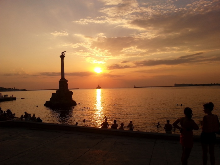 Ракетный крейсер Москва входит в бухту Севастополя, 2014 г