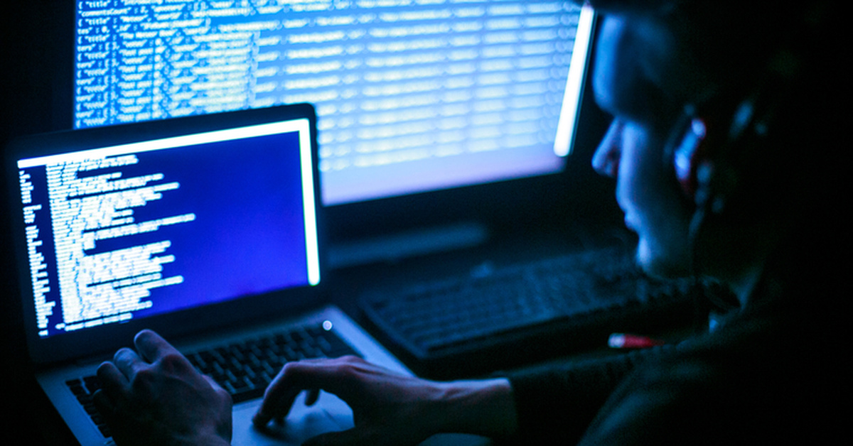 Что такое ддос атака сервера. Атакованы компьютеры. Комп хакера. Компьютерный хакер. Wannacry фото.