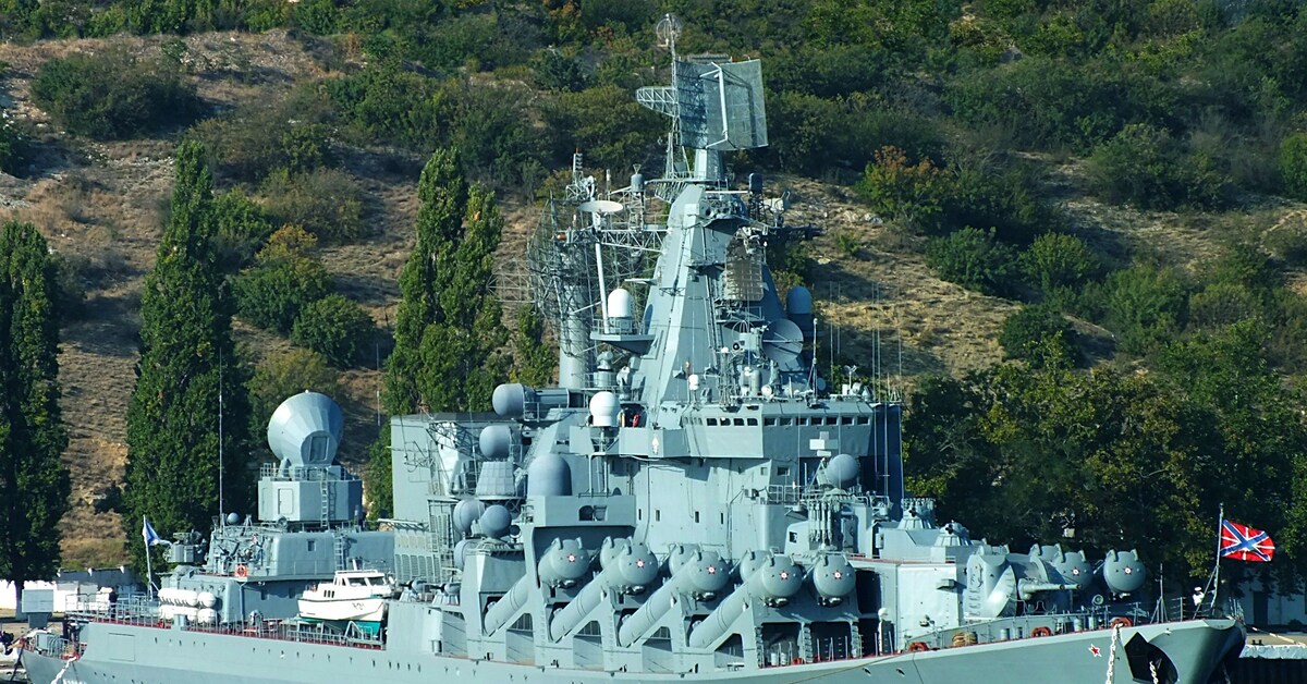 День крейсера москва. Крейсер москва. День крейсера москва. Крейсер москва змеиный. Крейсер москва в николаеве.