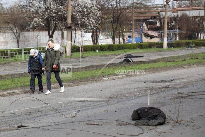 Мариуполь. Мать с сыном идут по улице Россия и Украина, Политика