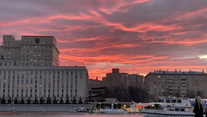 Красный закат над Министерством Обороны