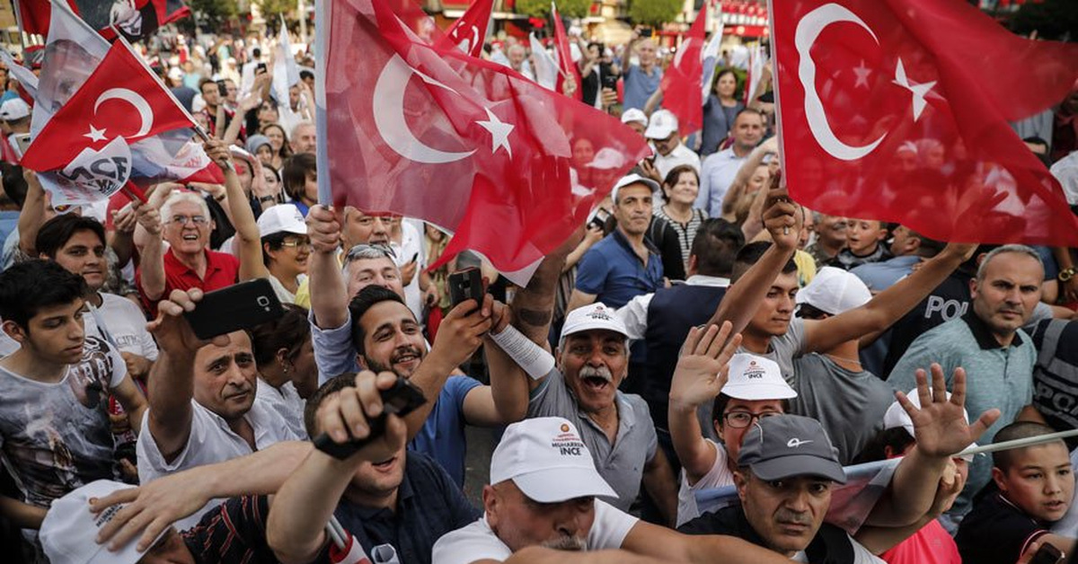 Много турков. Мухаррема Индже. Забастовка в Турции. Турки митинг. Протесты в Турции.
