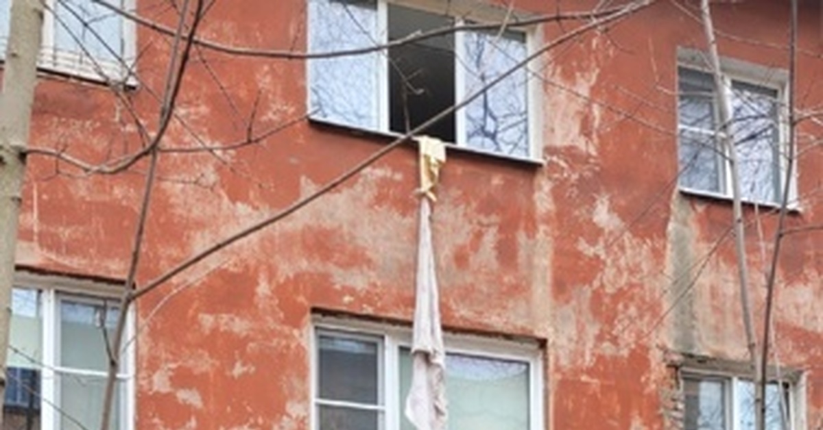 дефекты стен. трещины в углах проемов. трещина в стене новостройки. трещина в межкомнатной стене. трещина под оконным проемом.