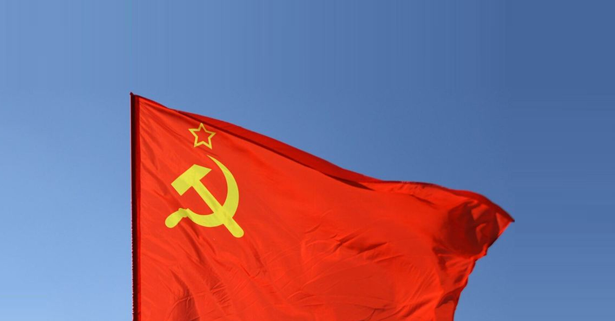 Флаг союза сегодня развивается над. Флаг советского союза развивается. Флаг советского союза развивается. Флаг советского союза 1945. Флаг союза сегодня развивается над.