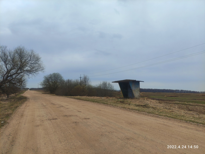 Одинокая остановка среди полей