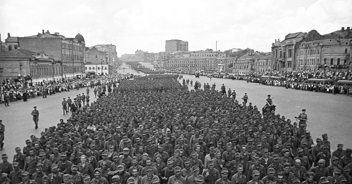 Немецкий марш в москве. Марш пленных немцев по Москве в 1944. 17 Июля 1944 год Москва парад пленных немцев. Парад побежденных в Москве в 1944. "Большой вальс" - парад пленных немцев в Москве.