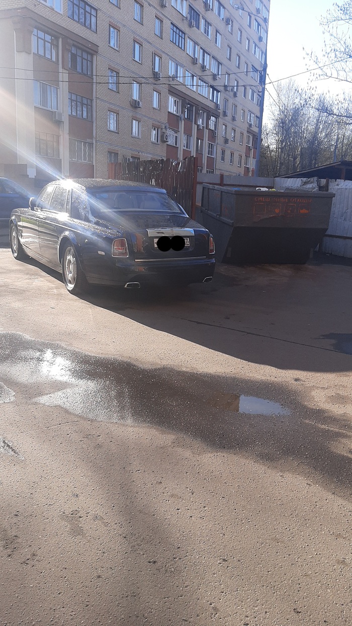 Понаехали везде своих Ройсов понаставили, не пройти, не проехать