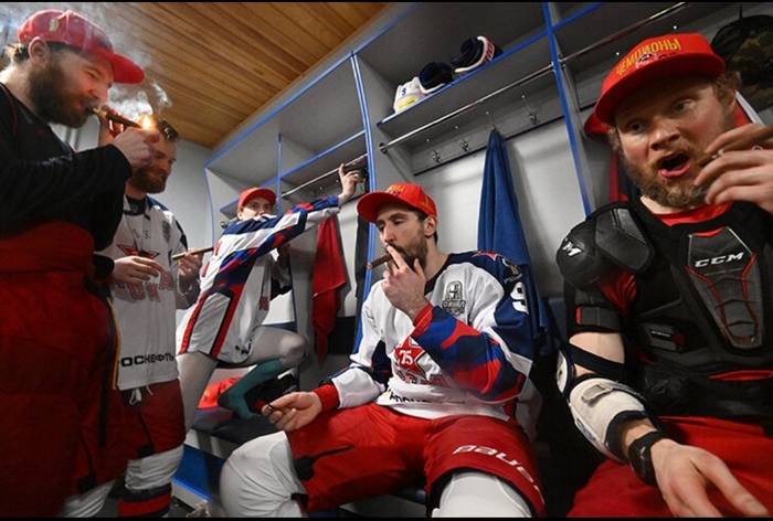 Мужики, щас перекур 10 минут и выходим на третий период. Ок, тренер!