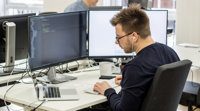 “В IT платят по 100 тысяч, а за настоящую работу люди получают 20-30 тысяч”: Минтруд и Дума придумали, как покончить с расслоением зарплат IT, Зарплата, Программист, Госдума, Расслоение, Справедливость, Сатира, Юмор, ИА Панорама