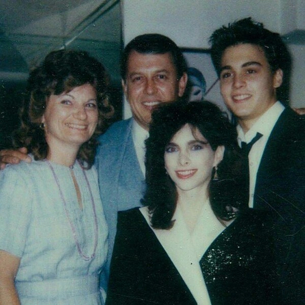 Джонни с первой женой Лори Энн Эллисон. На фото крайние справа