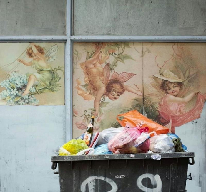 Мусорка, ангелочки и бутыль вина