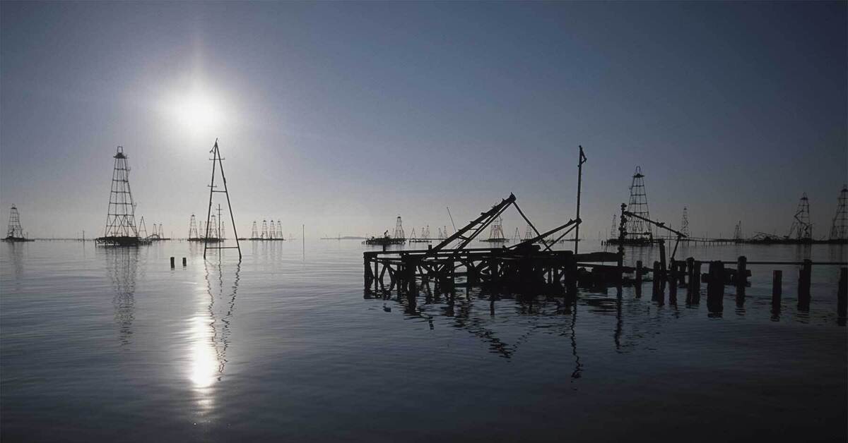 Побережье красного моря богато нефтяными месторождениями. Нефтяные Каспийском море. Каспийское море нефть. Курмангазы Каспийское море. Нефть в море.