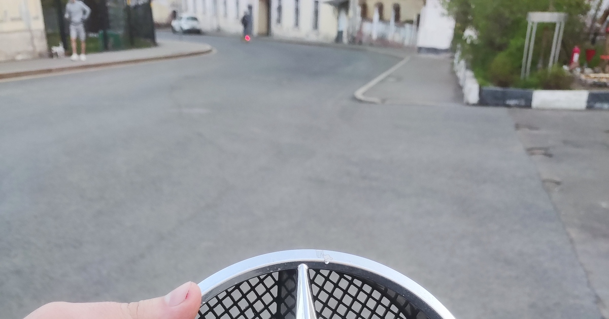 Улетела эмблема у Мерса | Пикабу