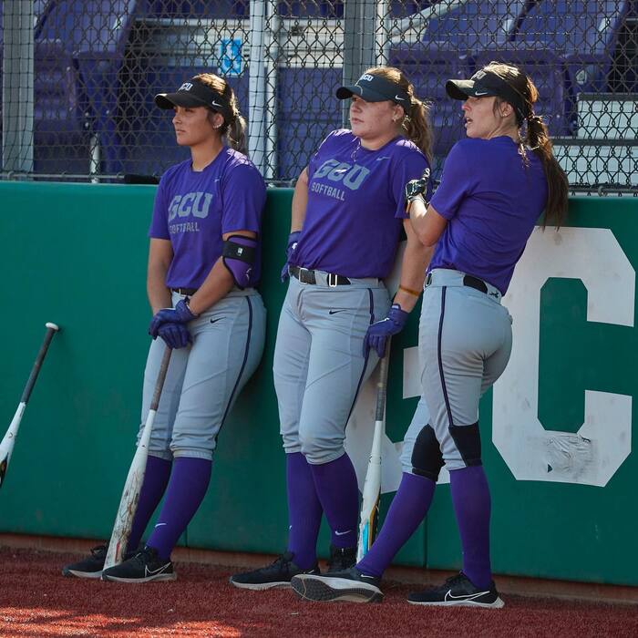 Пришли девчонки, стоят в сторонке