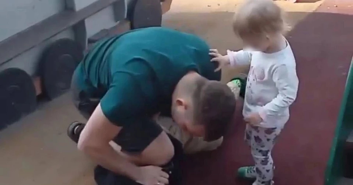 фото 18 летнего парня. мужчина избил ребенка на детской площадке. мужчина ударил мальчика. чувак ударил себя бревном. отпиздили в детском доме.