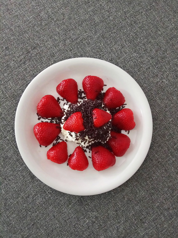 Кому клубнику со сливками?