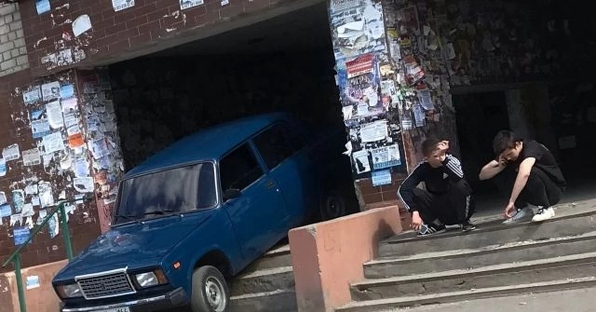Машины в энгельсе. Машина во дворе. Машины в городе. Машины на улицах города. Жигули город.