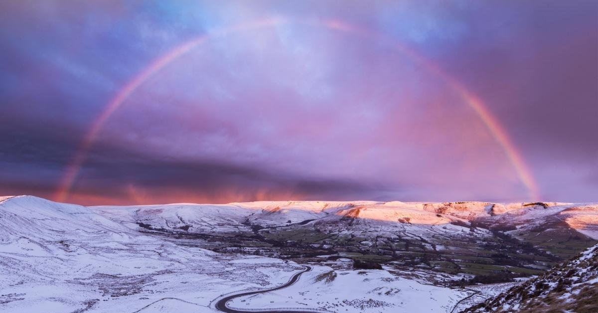 Winter rainbow. Гало Радуга зимой. Гало Таймыр. Зимняя Радуга явление. Снежная Радуга.