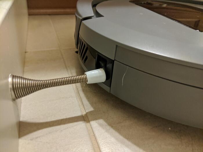 Робот-пылесос решил устроить забастовку, выключив себя о дверной ограничитель