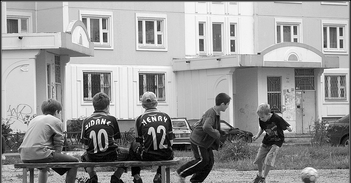 Дворовые люди это. Дворовый футбол СССР. Футбол во дворе. Футбол во дворе СССР. Детский футбол во дворе.