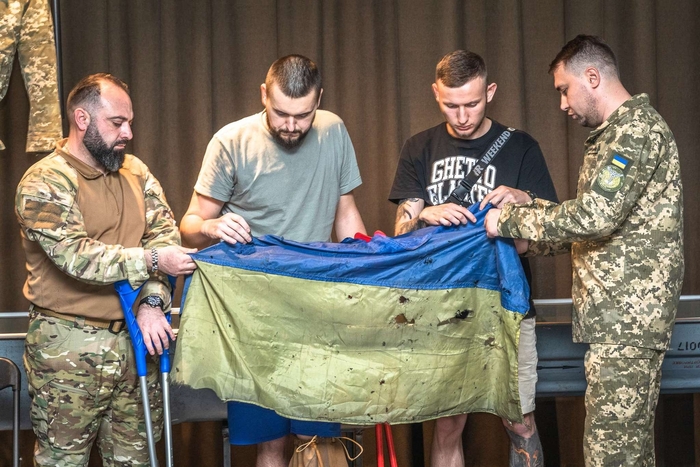 Флаг Украины, который развевался над «Азовсталью», передали в музей