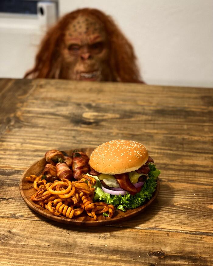 «Когда ты заказал в ресторане бургер, а твоя девушка сказала, что не голодна и попробует только пару кусочков картошки»