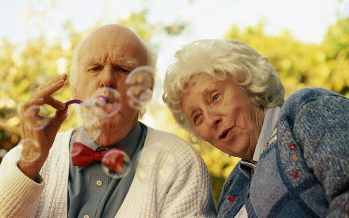 Пьющие люди оказались счастливей в старости