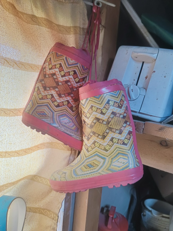 Сапожки аля маленький нацист